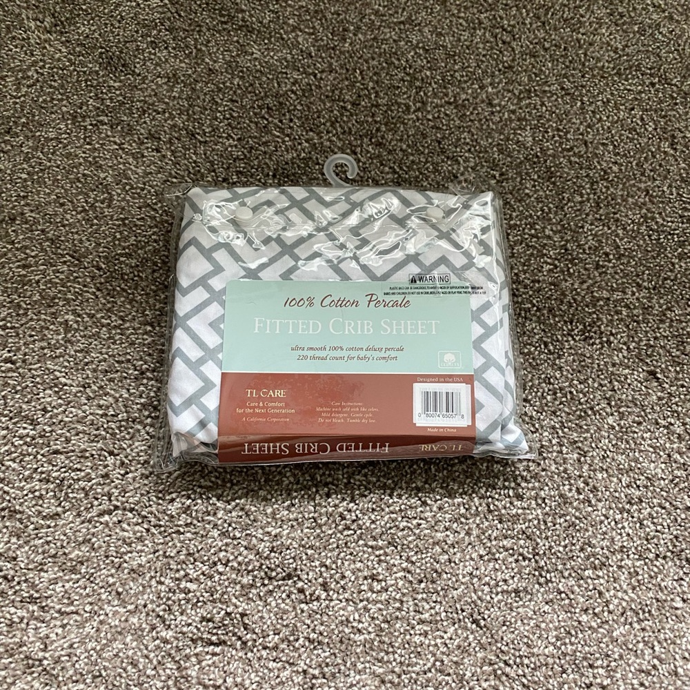 Fitted crib sheet